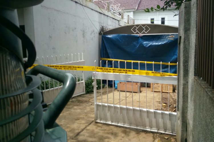 Tampak Lokasi penemuan Mortir di rumah di Jalan Dago, Kota Bandung, kini di tutupi terpal, kali ini Tim Jihandak Yonzipur melakukan penyisiran sisa mortir yang masih tertimbun.