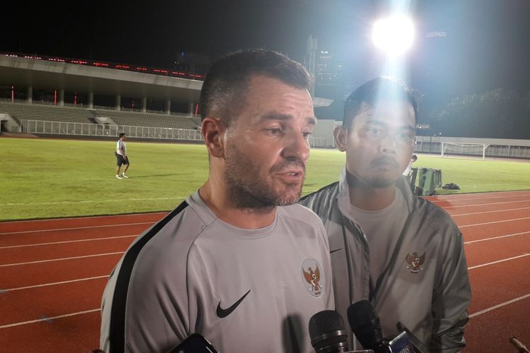 Pelatih tim nasional Indonesia, Simon McMenemy usai sesi latihan di Stadion Madya, Kompleks GBK, Jakarta, Kamis (21/3/2019) petang.