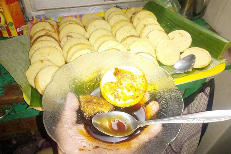 Kue apem buatan masyarakat Desa Dembe I Kota Gorontalo, Jumat (29/9/2017) disajikan gratis kepada para pengunjung.