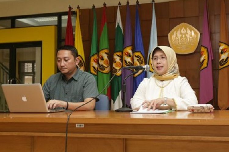 Pelaksana Rektor Universitas Padjadjaran Rina Indiastuti (kanan) dan Kepala Kantor Komunikasi Publik Unpad Syauqy Lukman (kiri) dalam jumpa pers pembukaan pendaftaran program sarjana terapan (D-IV) di kampus Unpad, Bandung, Kamis (27/6/2019).