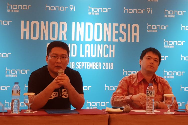 President Honor Indonesia James Yang (kiri) dan Chris Feng, Global CEO Shopee Group dalam jumpa pers setelah acara peluncuran ponsel Honor 9i di Jakarta, Selasa (18/9/2018).
