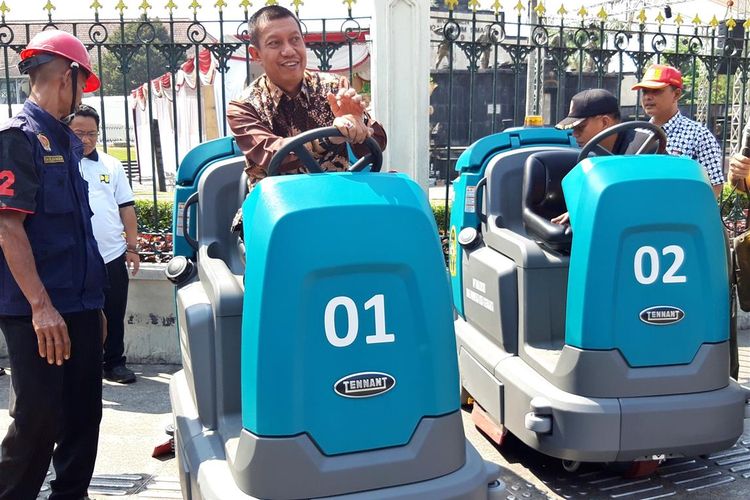 Walikota Yogyakarta, Haryadi Suyuti saat mencoba scrubber dryer yang akan dioperasikan untuk membersihkan traso pedestrian Malioboro