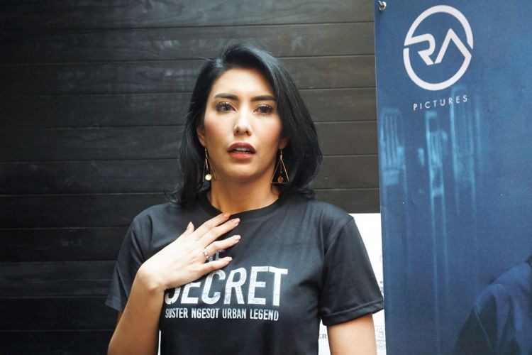 Tyas Mirasih dalam sesi wawancara pada peluncuran trailer dan poster film The Secret: Suster Ngesot Urban Legend di kawasan Kemang, Jakarta Selatan, Jumat (2/3/2010).