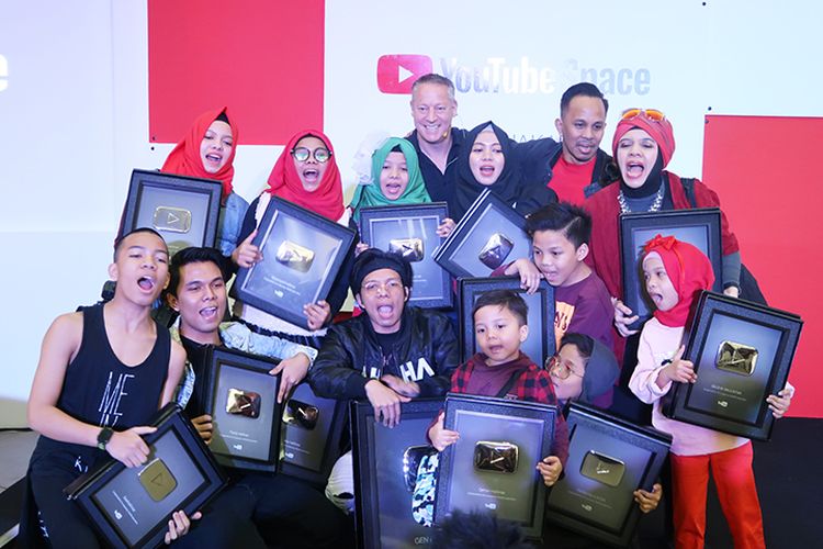 YouTube Indonesia memberikan Gold Button kepada 6 YouTuber yang meraih satu juta subscriber.