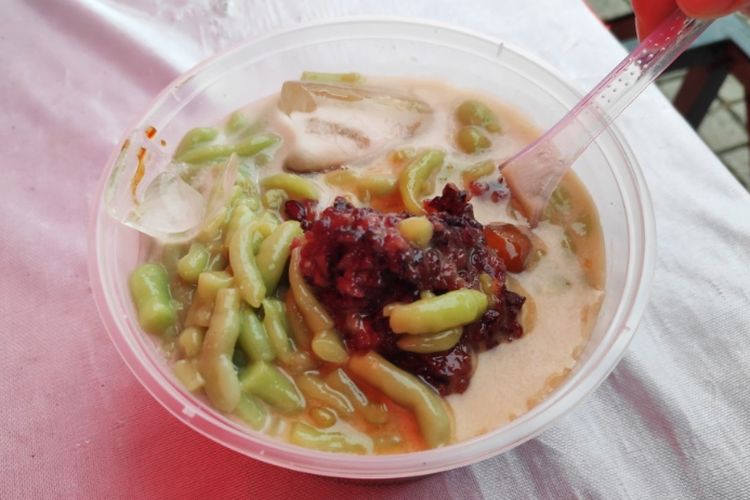 Isian toge panyabungan terdiri dari cendol, bubur candil, tape ketan, bubur ketan item, dan lupis.