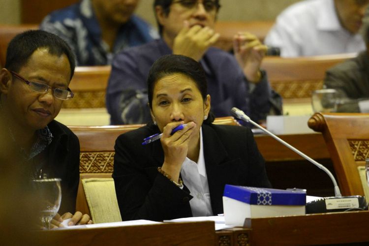 Menteri BUMN, Rini M Soemarno, didampingi sejumlah direksi BUMN mengikuti rapat keja dengan Komisi VI DPR di Kompleks Parlemen di jakarta, Senin (19/1/2015). Rapat membahas laporan realisasi anggaran 2014 serta rencana program kerja Anggaran Belanja Tambahan (ABT) tahun 2015 dan rencana program kerja tahun 2015 Kementerian BUMN.

Kompas/Iwan Setiyawan (SET)
19-01-2015

DIMUAT 20/3/15 HAL 1 WEB *** Local Caption *** Menteri BUMN di DPR - Menteri BUMN, Rini M Soemarno, didampingi sejumlah direksi BUMN mengikuti rapat keja dengan Komisi VI DPR di Kompleks Parlemen di jakarta, Senin (19/1). Rapat membaha laporan realisasi anggaran 2014 serta rencana program kerja Anggaran Belanja Tambahan (ABT) tahun 2015 dan rencana program kerja tahun 2015 Kementerian BUMN.

Kompas/Iwan Setiyawan (SET)
19-01-2015