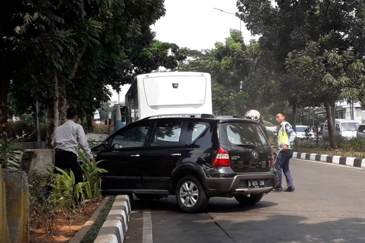 Kecelakaan tunggal di Jalan Kebayoran Lama, pengemudi malah tak sadar alami kecelakaan, Rabu (18/7/2018)