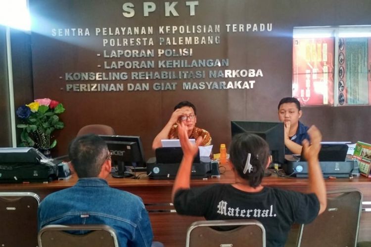 Sinarwati (42) yang merupakan ibu kandung Jaidin saat membuat laporan ke Polresta Palembang, Kamis (16/8/2018), lantaran anaknya telah dibacok pelajar SMP.