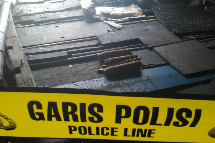 Tiga buah mortir yang ditemukan nelayan di perairan sekitar Tanjung Priok, Jakarta Utara, Jumat (21/9/2018).