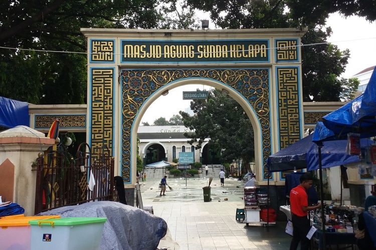 Tampak gapura masuk Masjid Sunda Kelapa, Jalan Taman Sunda Kelapa, Menteng, Jakarta Pusat, Jumat (23/6/2017).