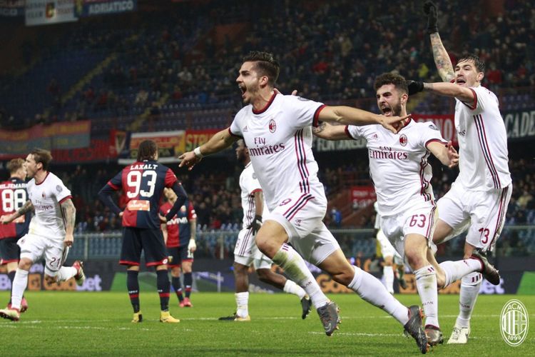 Andre Silva merayakan gol kemenangan AC Milan atas Genoa di Stadion Luigi Ferraris, Minggu (11/3/2018).