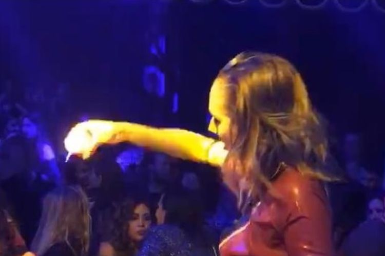 Dua penari yang tampil dalam pertunjukkan di kelab malam di Beirut itu mengejutkan pengunjung dan manajemen kelab dengan penampilan erotis mereka.