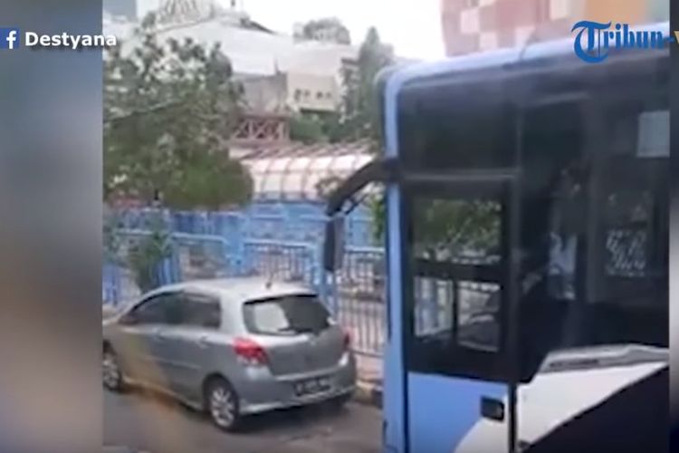 Potongan video bus transjakarta dihadang mobil pribadi di Blok M