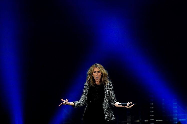 Penyanyi internasional asal Kanada Celine Dion tampil di AccorHotels Arena di Paris, Perancis, pada 4 Juli 2017. 