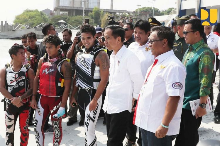 Presiden Joko Widodo saat meresmikan venue layar dan venue jetski di Pantai Barat Ancol, Jakarta, Senin (6/8/2018).