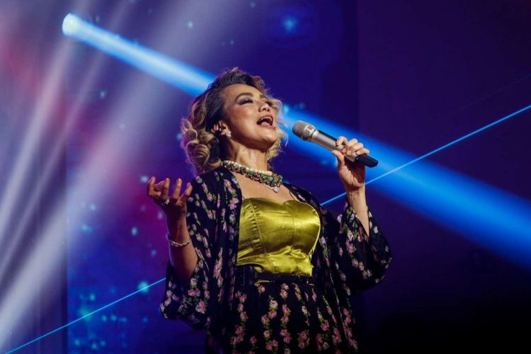 Reza Artamevia tampil dalam 5 Cinta concert di The Pallas SCBD, Jakarta, Kamis (3/5/2018) malam. Konser tersebut menampilkan Reza Artamevia, Rio Febrian, Yura Yunita, Andre Hehanussa, dan Rieka Roslan yang menceritakan kisah cinta mereka dalam lantunan lagu-lagu populer lintas generasi.