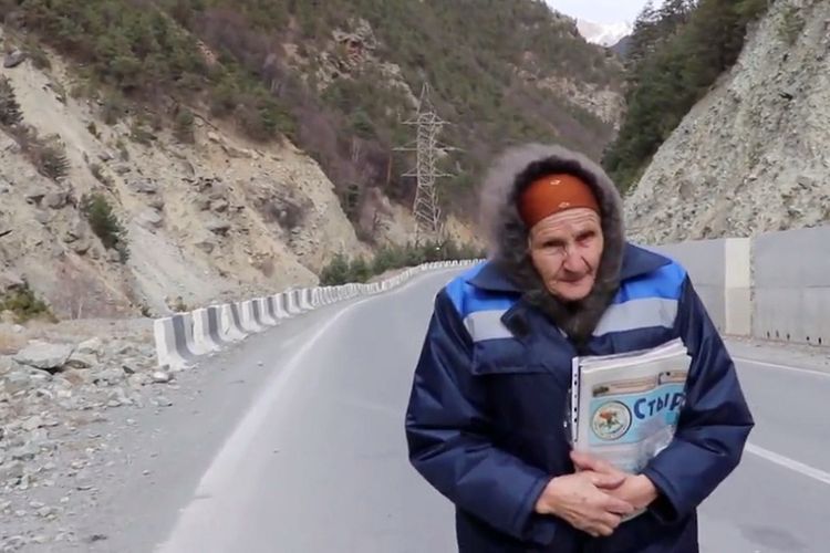 Ekaterina Dzhalaeva-Otaraeva yang berusia 83 tahun berjalan kaki untuk mengirimkan surat ke sebuah desa terpencil di Rusia.
