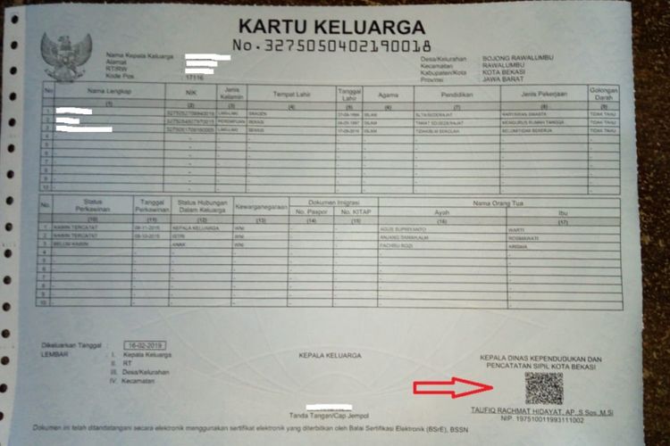 Contoh Kartu Keluarga (KK) yang menggunakan tanda tangan elektronik di Kota Bekasi, Jawa Barat. Foto diambil, Rabu (20/2/2019).
