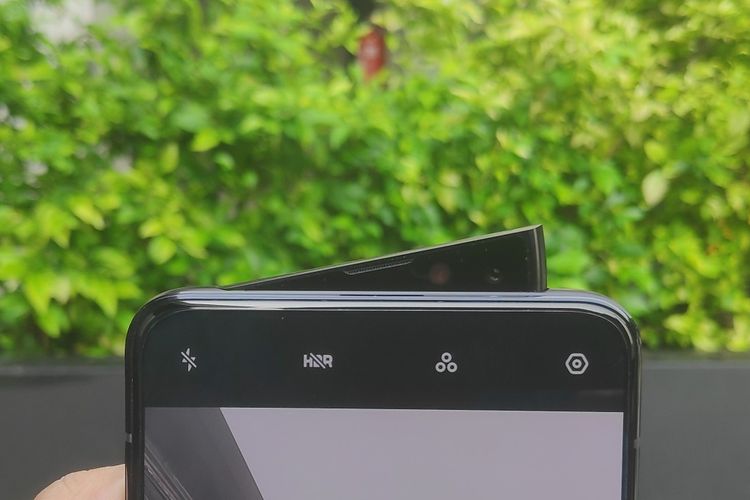 Ilustrasi Oppo Reno dengan kamera selfie pivot rising camera. Kamera selfie ini adalah salah satu keunggulan ponsel seri Oppo Reno. Kamera ini memiliki resolusi16 megapiksel 
Dengan mekanisme pivot rising camera, kamera selfie Oppo Reno bisa muncul hanya di satu sisi ketika membuka aplikasi kamera, sehingga modul kamera berbentuk layaknya bidang segitiga.