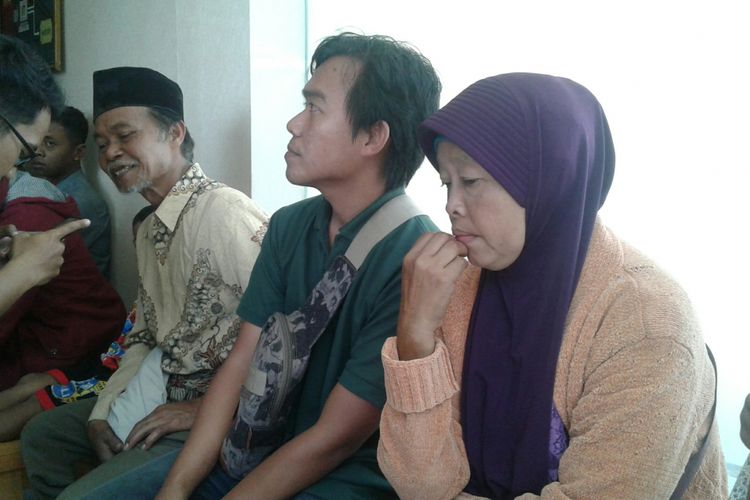 Siti Mujahadah (52) tertunduk lesu di kursi Ruang Lobi Satreskrim Polresta Surakarta di Solo, Jawa Tengah, Selasa (2/1/2018).