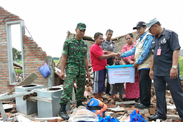 Pemerintah memberikan bantuan kepada korban puting beliung di Desa Sonorejo, Kecamatan Grogol, Kabupaten Kediri, Jawa Timur, Senin (18/2/2019).