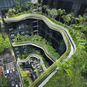 PARKROYAL on Pickering memang dirancang sebagai hotel sekaligus perkantoran di dalam kebun. 