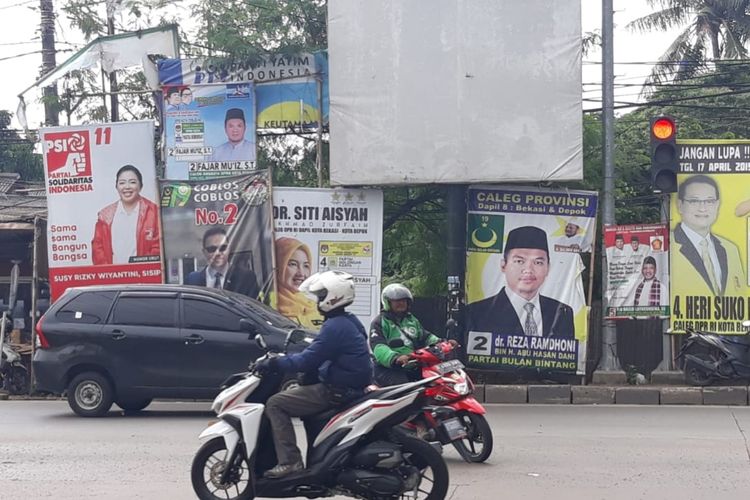 Tampak Alat Peraga Kampanye (APK) Pemilu 2019 berupa spanduk masih terpasang di Jalan Jenderal Sudirman, Kranji, Kota Bekasi, Senin (15/4/2019). 