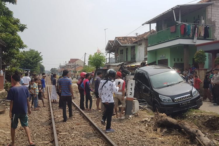 Kecelakaan yang melibatkan kereta api dan kendaraan roda empat terjadi di Kota Serang, Banten, Minggu (12/5/2019)