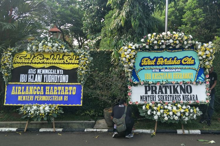 Sejumlah pejabat negara mengirimkan karangan bunga ucapan duka cita ke kediaman Presiden Ke-6 RI Susilo Bambang Yudhoyono (SBY) di Puri Cikeas, Bogor, Jawa Barat, Sabtu (1/6/2019).