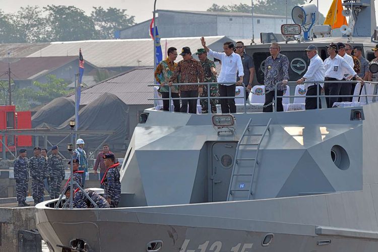 Presiden Joko Widodo didampingi sejumlah menteri saat meninjau sejumlah proyek di sepanjang Sungai Kapuas. Pontianak, Kalimantan Barat, Kamis (5/9/2019).