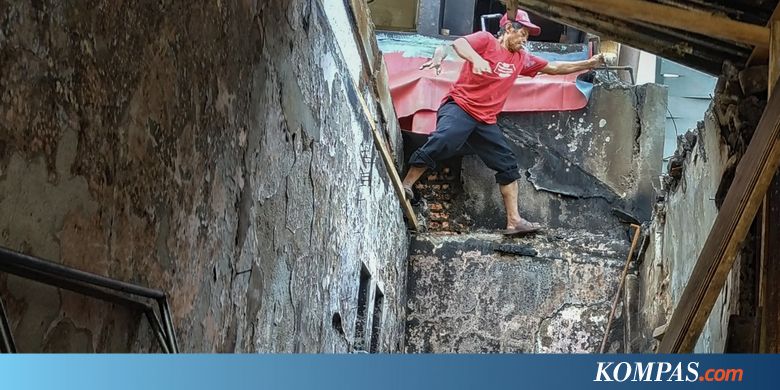 Ismail Mulai Membangun Kembali Warungnya yang Terbakar pada 22 Mei