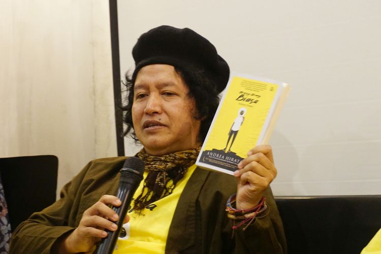 Penulis novel Andrea Hirata dalam jumpa pers peluncuran novel Orang-orang Biasa di Diskusi Kopi, Setiabudi, Jakarta Selatan, Kamis (28/3/2019).
