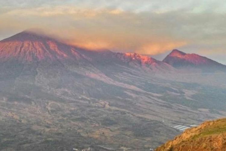 Pemadangan Gunung Rinjani dari Bukit Pergasingan, di Desa Sembalun Lawang, Lombok Timur. Foto diambil dengan kamera smartphone