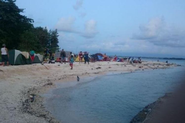 Berkemah di Pulau Panjang adalah salah satu hal yang bisa dilakukan wisatawan