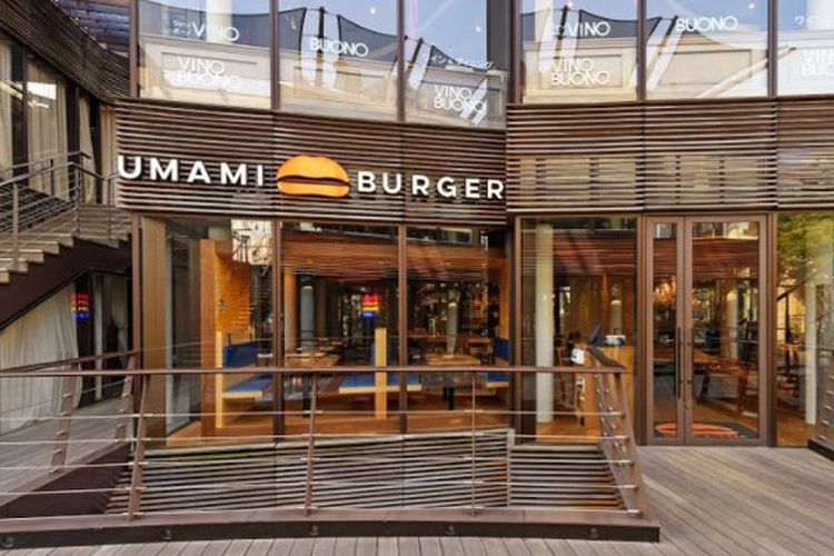 Umami Burger di Jepang. Burger yang menggunakan kata Umami (dalam bahasa Jepang artinya kelezatan) ini sebetulnya berasal dari Los Angeles, Amerika Serikat.
