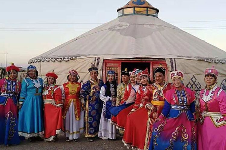 Wisatawan di depan tenda khas Mongolia.