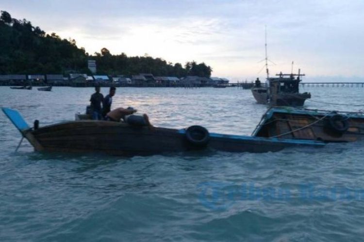 Proses evakuasi kapal tenggelam di perairan Dabo Singkep, kabupaten Lingga, Kamis (1/6/2017) sore. Tiga anak buah kapal masih dicari 