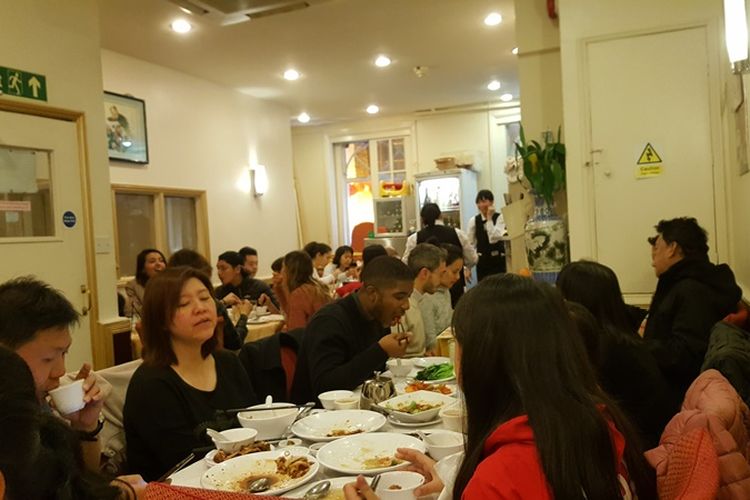 Suasana di dalam Four Seasons, restoran Chinese food yang tersohor dengan kelezatan bebek pekingnya di London, Inggris. Walau restorannya kerap penuh dan tempatnya sempit, namun para turis, terutama yang berasal dari Asia, selalu menyempatkan diri datang ke sini untuk membuktikan cerita mengenai kelezatan bebek pekingnya.