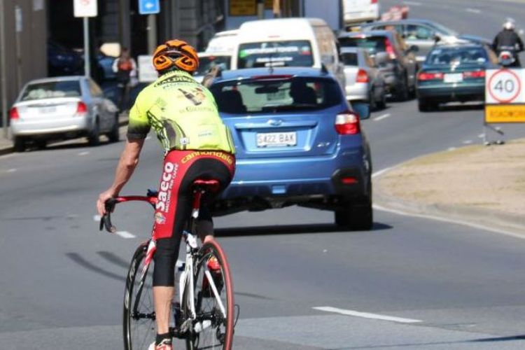 Pesepeda di Australia meminta aturan wajib memakai helm saat mengendarai sepeda makin diperlunak. (Australia Plus)