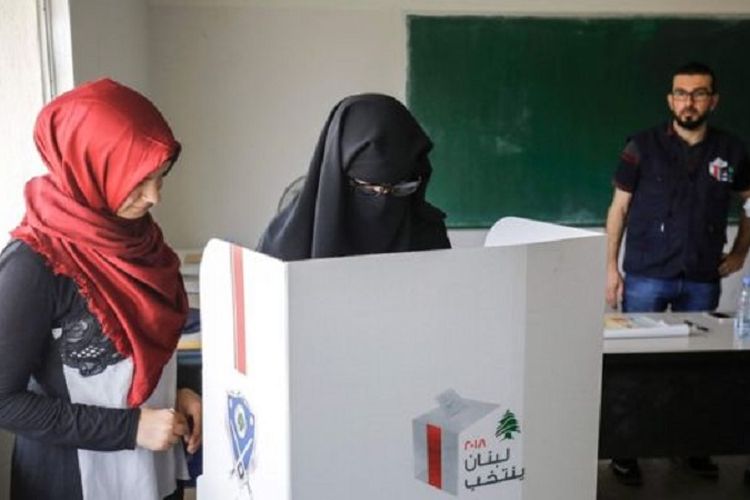 Seorang pemilih tengah memberikan suaranya dalam pemilu legislatif di Lebanon pada MInggu (6/5/2018).