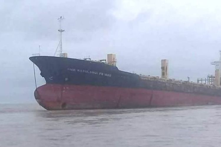 Angkatan Laut Myanmar akhirnya dapat memecahkan misteri kapal hantu berbendera Indonesia, Sam Ratulangi PB 1600, yang mengapung di perairan Myanmar. (Facebook/Yangon Police)