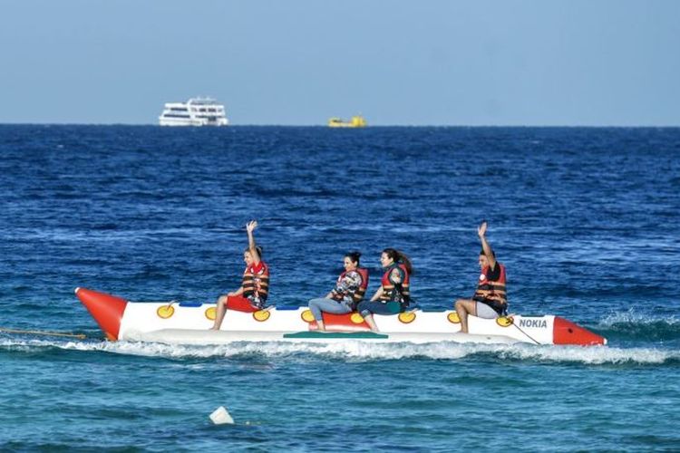 Ilustrasi banana boat. Dalam gambar ini terlihat para wisatawan naik banana boat di Hurghada, Mesir, pada 18 Februari 2018. (AFP/Mohamed El-Shaded)