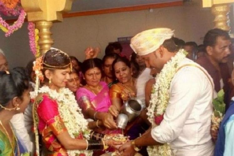 AY Kavya ketika menggelar upacara pernikahan dengan kekasihnya, Lohit, pada Rabu (9/5/2018). Sebelum menikah, dia memutuskan untuk ikut ujian di kampusnya terlebih dahulu.