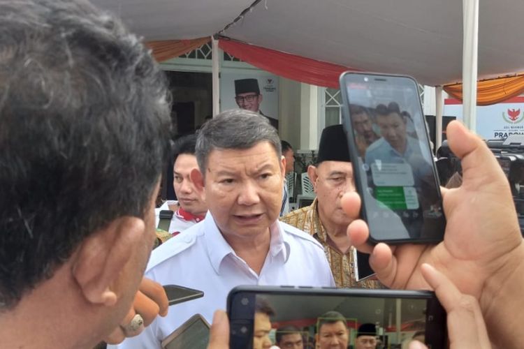 Hashim saat diwawancarai wartawan usai meresmikan Kantor Badan Pemenangan Daerah Prabowo-Sandi Provinsi Sulawesi Utara, di Jalan Tikala Ares Nomor 19, Kecamatan Tikala, Manado pada Jumat (04/01/2019).