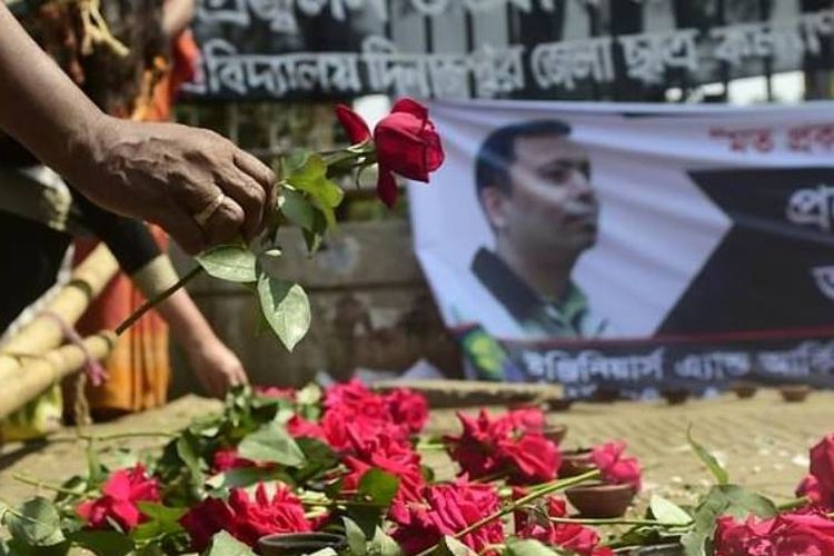 Penghormatan terakhir untuk blogger AS Avijit Roy yang terbunuh di Dhaka pada 2015.