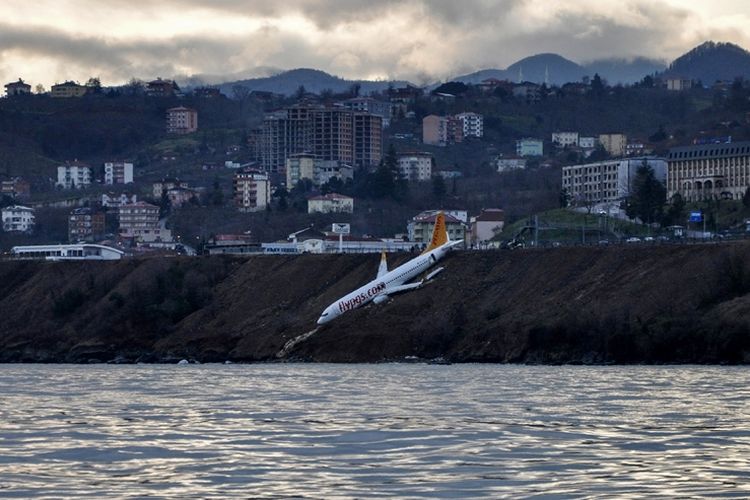 Pesawat penumpang Pegasus Airlines Boeing 737 berada di tepi lereng tanggul, bandara Trabzon, Turki, dekat dengan pantai Laut Hitam. (AFP/Dogan News Agency)