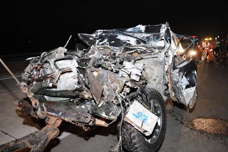 Kondisi mobil dinas Kapolres Tulungagung AKBP Tofik Sukendar jenis Land Cruiser Nopol AG 908 RS, usai mengalami kecelakaan di jalan Tol Surabaya-Mojokerto, Jawa Timur, Kamis (27/9/2018) sekitar pukul 23.30 WIB. 