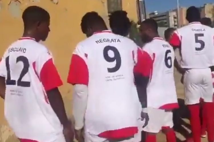 Tangkapan layar video yang menunjukkan seragam kaus yang dikenakan pemain dari tim sepak bola Alma de Africa saat pertandingan terakhir mereka di liga lokal Andalusia.