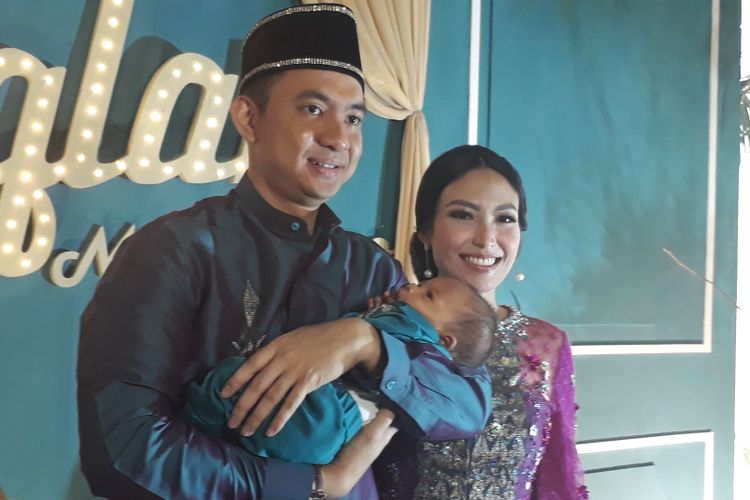 Ayu Dewi dan Regi Datau mengadakan upacara adat Gorontalo mohuntingo atau gunting rambut untuk anak kedua mereka, Mohamad Aqlan Akasah Datau, di kawasan Tebet, Jakarta Selatan, Minggu (29/8/2017).