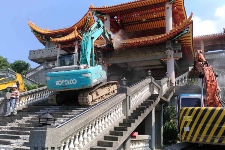 Buldoser memulai pekerjaan perobohan kuil Biyun di Taiwan yang dianggap ilegal dan menjadi pusat penyebaran paham komunis China, Rabu (26/9/2018).